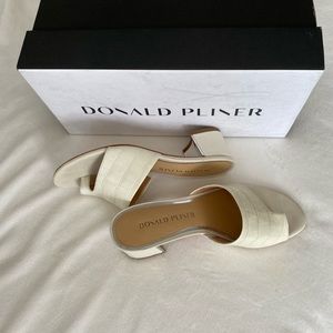 Donald Pliner leather slip on sandals w/ 2” heel & toe strap. 5.5M